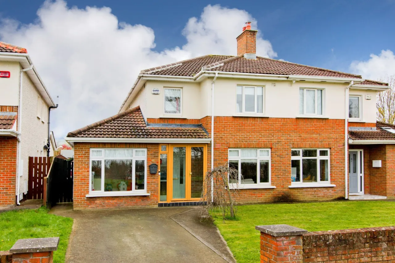 Photo of 40 Woodstown Drive, Knocklyon, Dublin 16, D16 E898